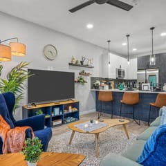 Elegant 2BDTownhouse: 7St Walkable, Modish & Sharp