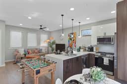 A la mode 2BDTownhouse: 20Mins To Dallas Stadium!