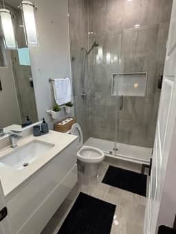 Elegant 2BDTownhouse: 7St Walkable, Modish & Comfy - Image 5
