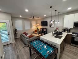 Elegant 2BDTownhouse: 7St Walkable, Modish & Comfy - Image 4