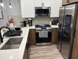 Elegant 2BDTownhouse: 7St Walkable, Modish & Comfy - Image 3