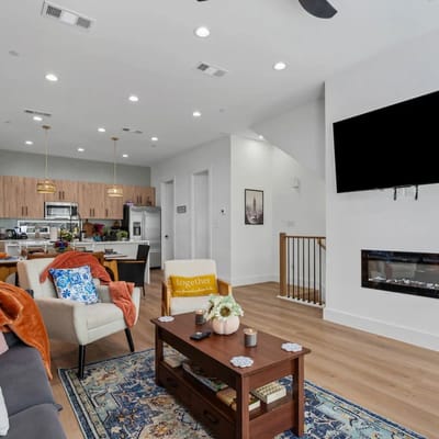 The Sapphire: 3BD In The Heart of Dallas & Cozy!