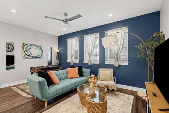 Charming 2BD: In the Heart of Magnolia & Stylish! - Image 1