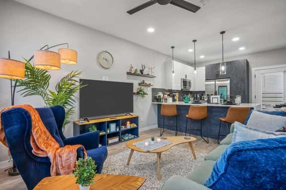 Elegant 2BDTownhouse: 7St Walkable, Modish & Sharp - Image 1