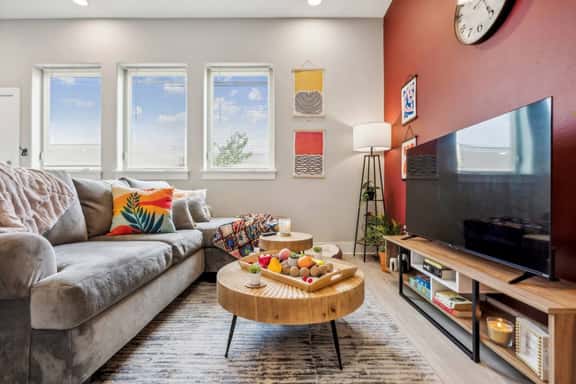 Joyful 1BD: Pleasant, Warm & Close to the Action! - Image 1