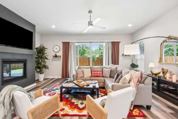 Joyous 3BDs Townhouse: UltraCool & Spacious! - Image 1