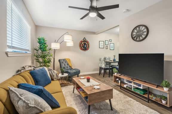 Live the Excitement: Prime 1BD Close to the Action - Image 1