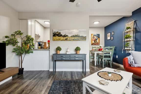 Pleasant 1BD: Joyful & Close to ALL the Action! - Image 1