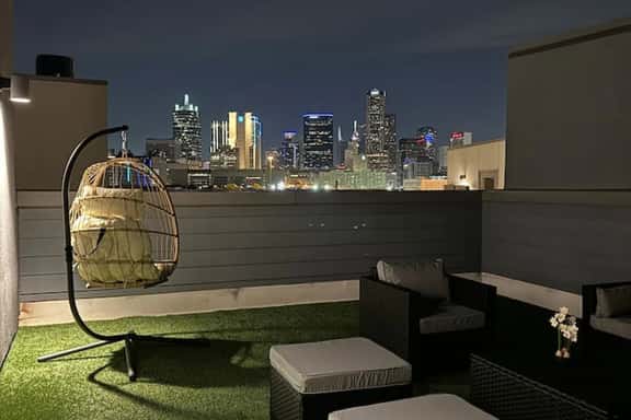 The Indigo 2BDTownhouse: DT Walkable & UltraCool! - Image 1