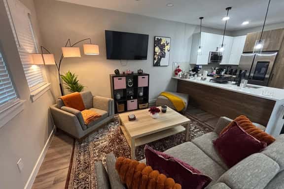 Elegant 2BDTownhouse: 7St Walkable, Modish & Comfy - Image 1