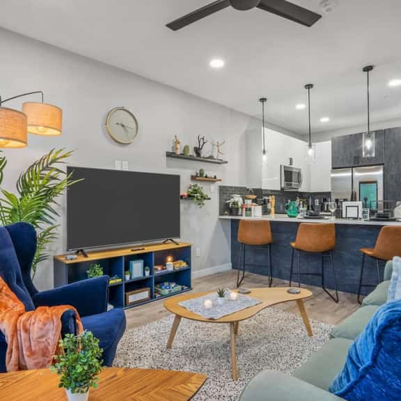 Elegant 2BDTownhouse: 7St Walkable, Modish & Sharp - Image 1
