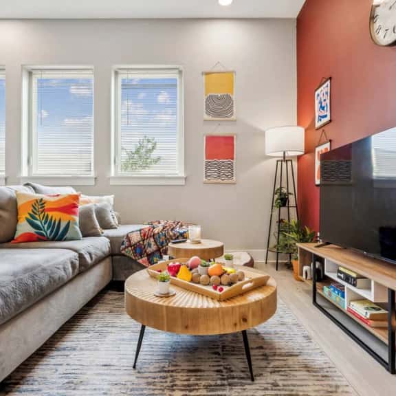 Joyful 1BD: Pleasant, Warm & Close to the Action! - Image 1