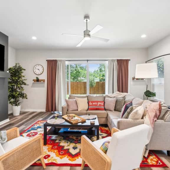 Joyous 3BDs Townhouse: UltraCool & Spacious! - Image 1