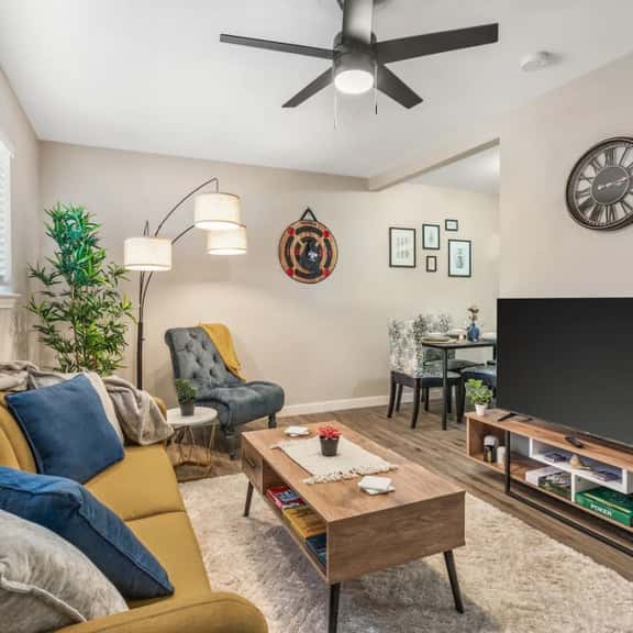 Live the Excitement: Prime 1BD Close to the Action - Image 1