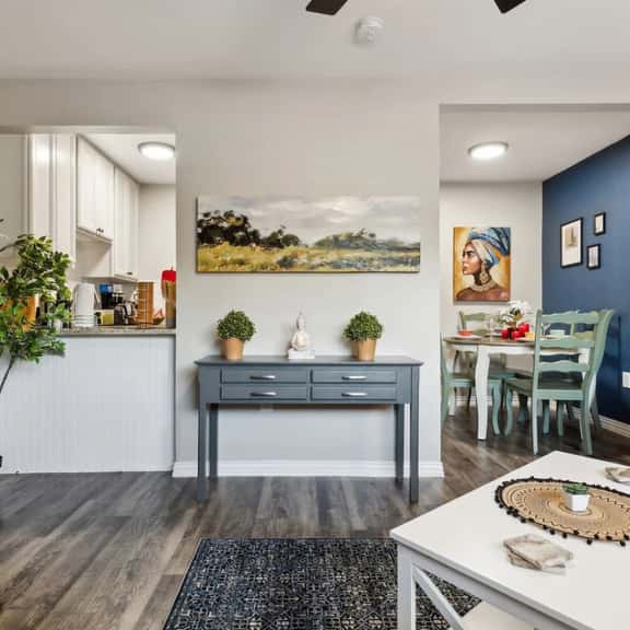 Pleasant 1BD: Joyful & Close to ALL the Action! - Image 1