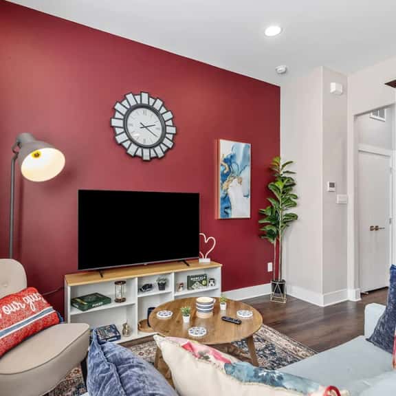 Poetic 1BD: Ground Lvl, Comfy, Stylish & Centered! - Image 1
