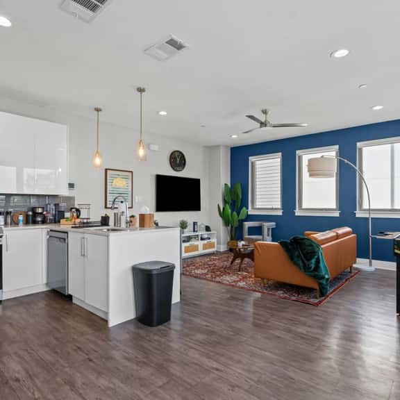 The Charming 2BD: In the Heart of FortW & Stylish! - Image 1