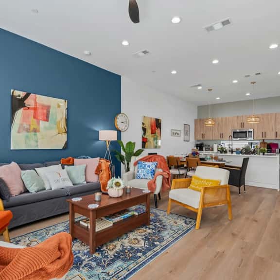 The Sapphire: 3BD In The Heart of Dallas & Cozy! - Image 1