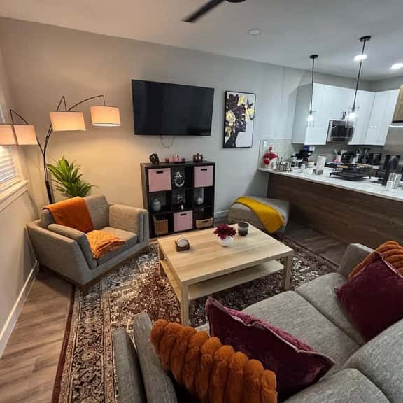 Elegant 2BDTownhouse: 7St Walkable, Modish & Comfy - Image 1