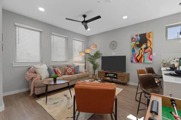 A la mode 2BDTownhouse: 20Mins To Dallas Stadium!