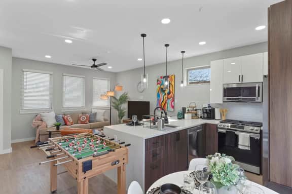 A la mode 2BDTownhouse: 20Mins To Dallas Stadium!