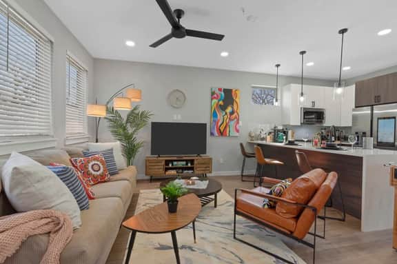 A la mode 2BDTownhouse: 20Mins To Dallas Stadium!
