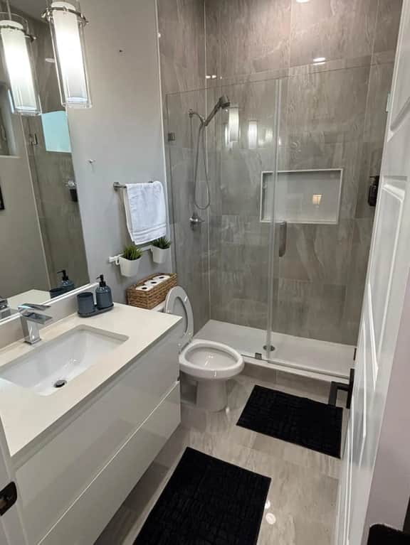 Elegant 2BDTownhouse: 7St Walkable, Modish & Comfy - Image 5
