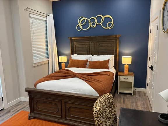 Elegant 2BDTownhouse: 7St Walkable, Modish & Comfy - Image 2