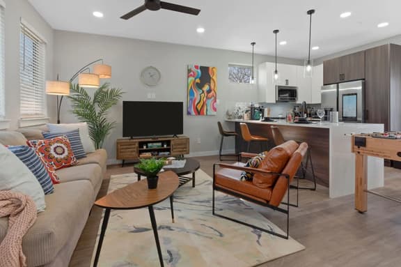 A la mode 2BDTownhouse: 20Mins To Dallas Stadium!