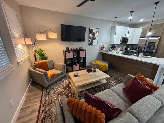 Elegant 2BDTownhouse: 7St Walkable, Modish & Comfy - Image 1